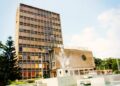 Districts autonomes, mairies et État : découvrez qui est compétent pour la voirie, l’assainissement, l’urbanisme et la sécurité en Côte d’Ivoire.