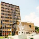 Districts autonomes, mairies et État : découvrez qui est compétent pour la voirie, l’assainissement, l’urbanisme et la sécurité en Côte d’Ivoire.