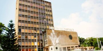 Districts autonomes, mairies et État : découvrez qui est compétent pour la voirie, l’assainissement, l’urbanisme et la sécurité en Côte d’Ivoire.