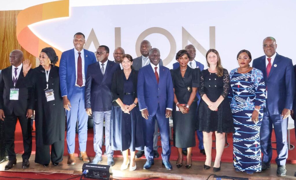 Adama Bictogo modère le panel international sur la décentralisation au Salon des Collectivités territoriales à Abidjan.