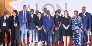 Adama Bictogo modère le panel international sur la décentralisation au Salon des Collectivités territoriales à Abidjan.