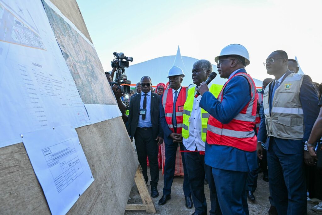 Robert Beugré Mambé lors du lancement des travaux de construction de logements sociaux à Bouaké.
