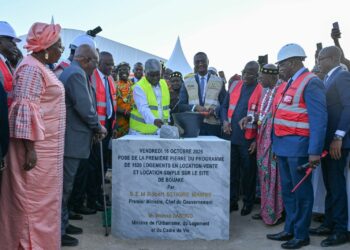 Robert Beugré Mambé lors du lancement des travaux de construction de logements sociaux à Bouaké.