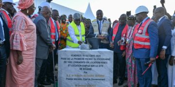 Robert Beugré Mambé lors du lancement des travaux de construction de logements sociaux à Bouaké.