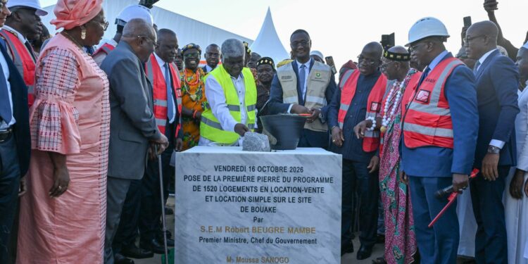 Robert Beugré Mambé lors du lancement des travaux de construction de logements sociaux à Bouaké.