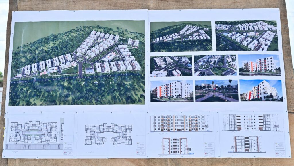 Robert Beugré Mambé lors du lancement des travaux de construction de logements sociaux à Bouaké.
