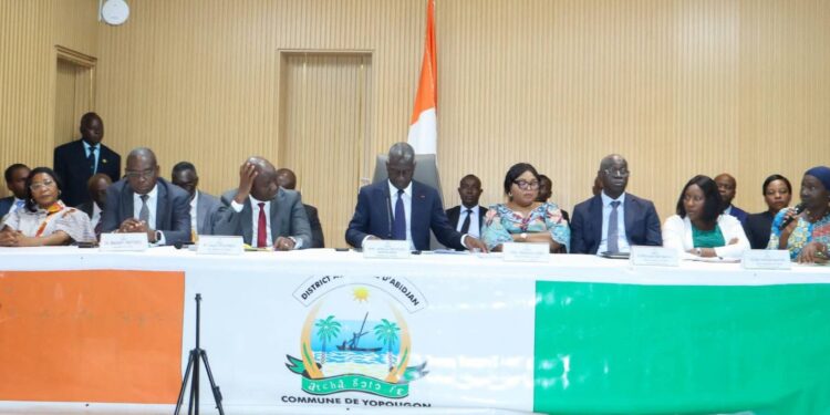 Adama Bictogo lors de la mise en place de la nouvelle coordination des comités de salubrité de Yopougon.