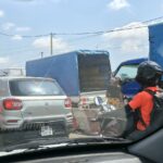 Embouteillages au carrefour Gendarmerie d’Abobo, entre travaux routiers, stationnements de gbaka et encombrement des abords.