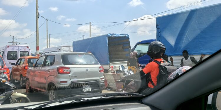 Embouteillages au carrefour Gendarmerie d’Abobo, entre travaux routiers, stationnements de gbaka et encombrement des abords.