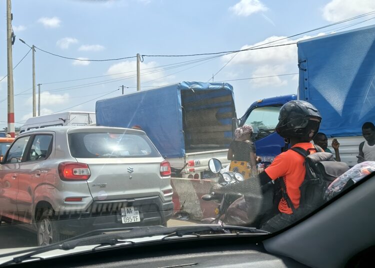 Embouteillages au carrefour Gendarmerie d’Abobo, entre travaux routiers, stationnements de gbaka et encombrement des abords.