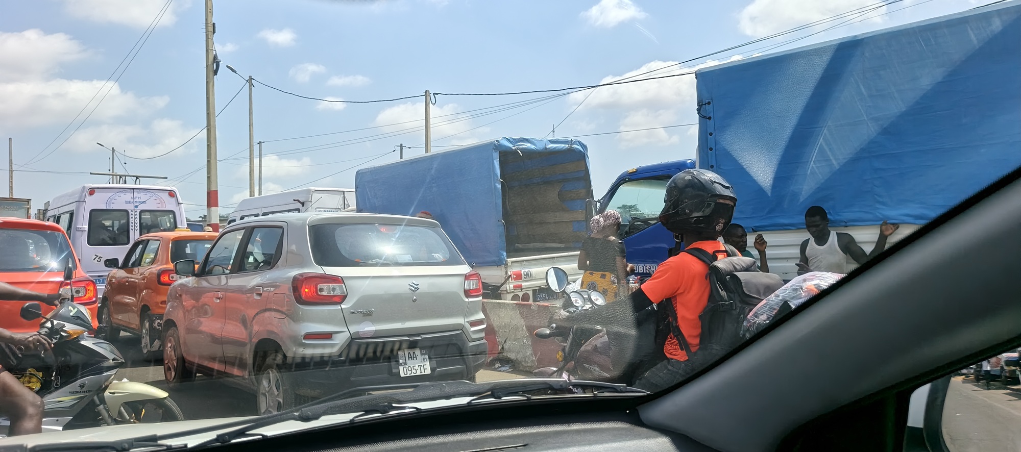 Embouteillages au carrefour Gendarmerie d’Abobo, entre travaux routiers, stationnements de gbaka et encombrement des abords.