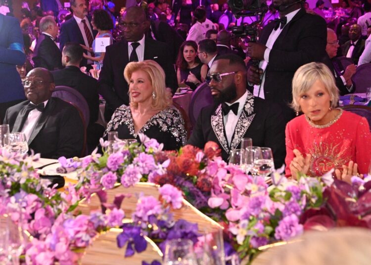 Au 10e dîner de gala de Children Of Africa, Dominique Ouattara mobilise plus de 700 millions FCFA pour soutenir la Maison de la Jeunesse à Treichville.
