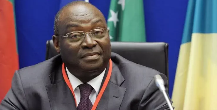 Depuis la réélection d’Alassane Ouattara à la présidence de la République en 2025, une controverse porte sur le statut de Tiémoko Meyliet Koné.