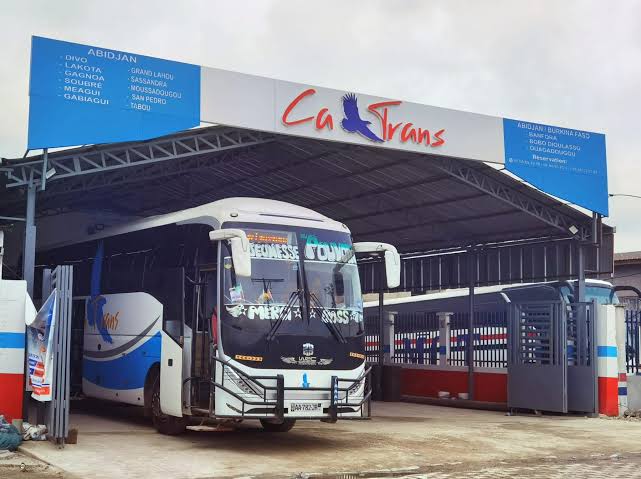 Adama Bictogo a réuni une quarantaine de compagnies de transport interurbain pour accélérer la réorganisation des gares installées en bordure des routes. La mairie envisage une gare provisoire centralisée, mais les transporteurs alertent sur les conséquences économiques de cette opération.