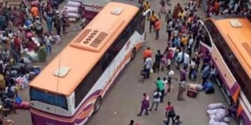 Adama Bictogo échange avec les responsables des compagnies de transport interurbain à Yopougon.