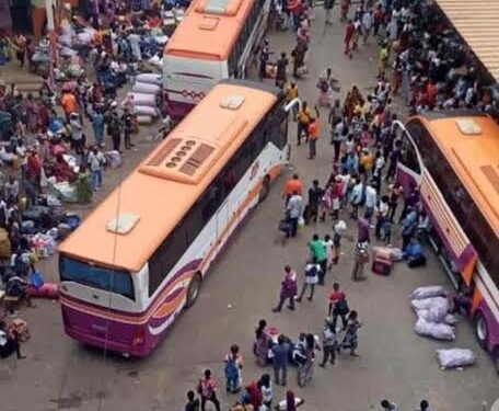 Adama Bictogo échange avec les responsables des compagnies de transport interurbain à Yopougon.